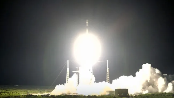 中国配资网 SpaceX 成功发射神秘卫星至地球静止转移轨道